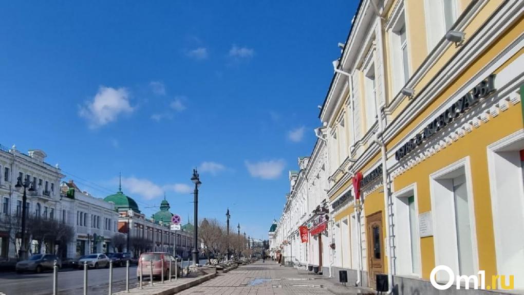 В Омске мужчина залез на памятник Ленину