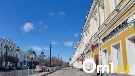 В Омске мужчина залез на памятник Ленину