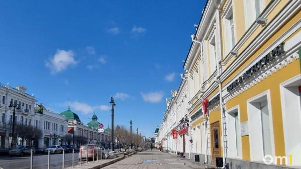 В Омске мужчина залез на памятник Ленину