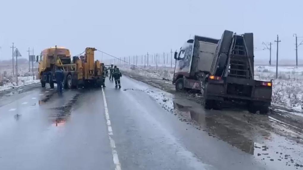 Полицейские помогли вытянуть большегруз из кювета под Омском