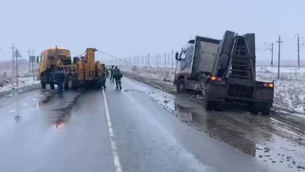 Полицейские помогли вытянуть большегруз из кювета под Омском