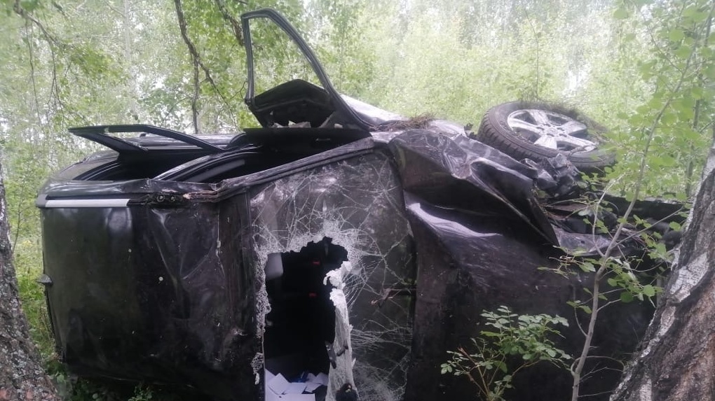 В жуткой аварии на омской трассе погиб водитель внедорожника