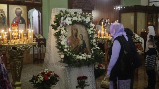 В Новосибирске толпы горожан выстроились перед привезённой Иверской иконой