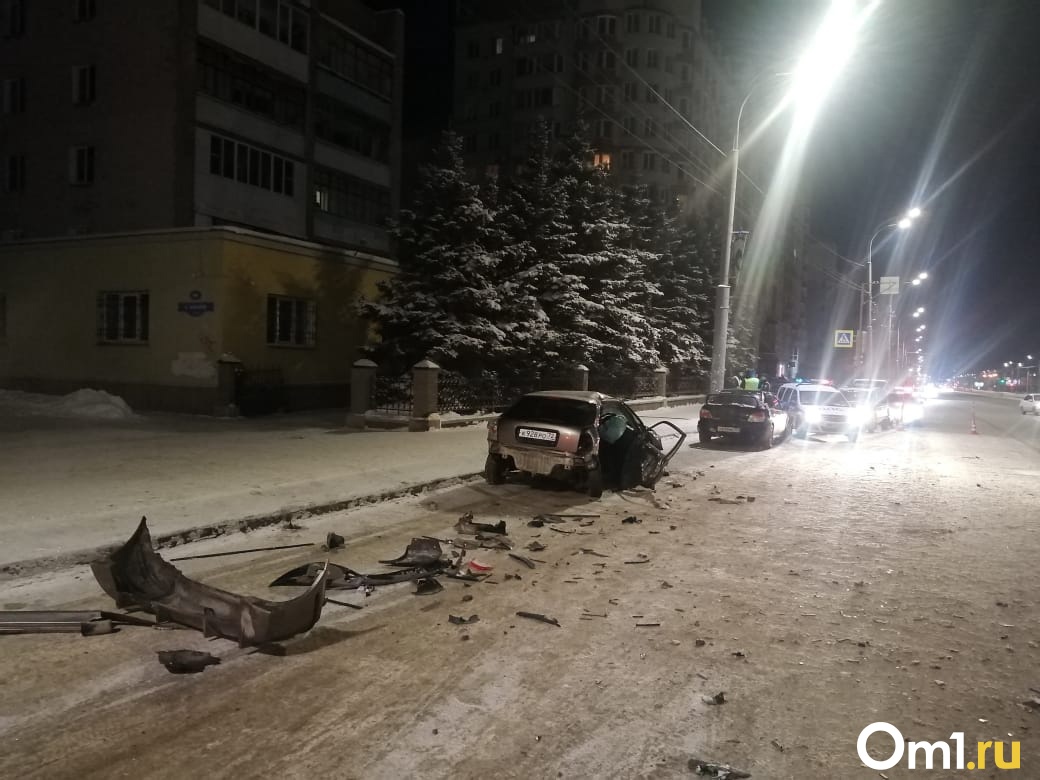 Сразу три автомобиля пострадали в аварии в центре Омска | 29.01.2022 | Омск  - БезФормата