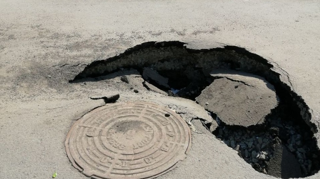 «Очередной прорыв»: в Новосибирске 10 дней не ремонтируют огромную яму в асфальте. ФОТО