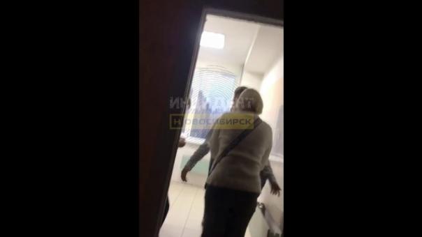 Школьников обыскивают на наличие вейпа в новосибирской школе