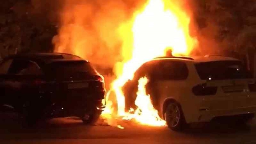 Огонь охватил всю переднюю часть: BMW загорелась в Новосибирске. ВИДЕО