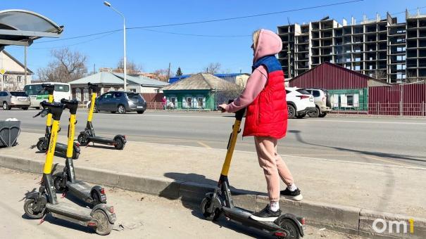 В Омске школьница разбила голову, катаясь на электросамокате