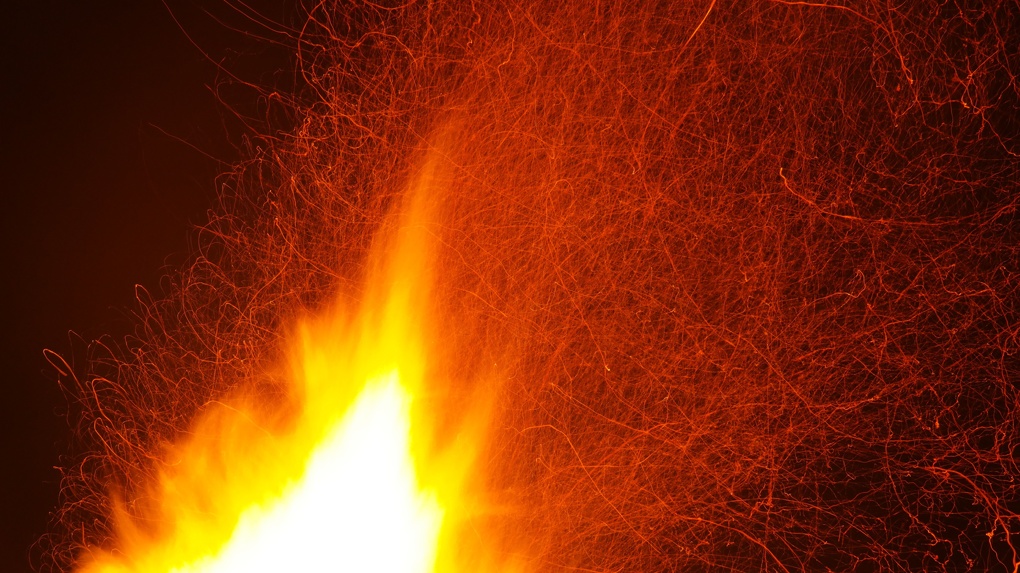Подожгли В Омске на улице Харьковской дотла сгорела очередная иномарка