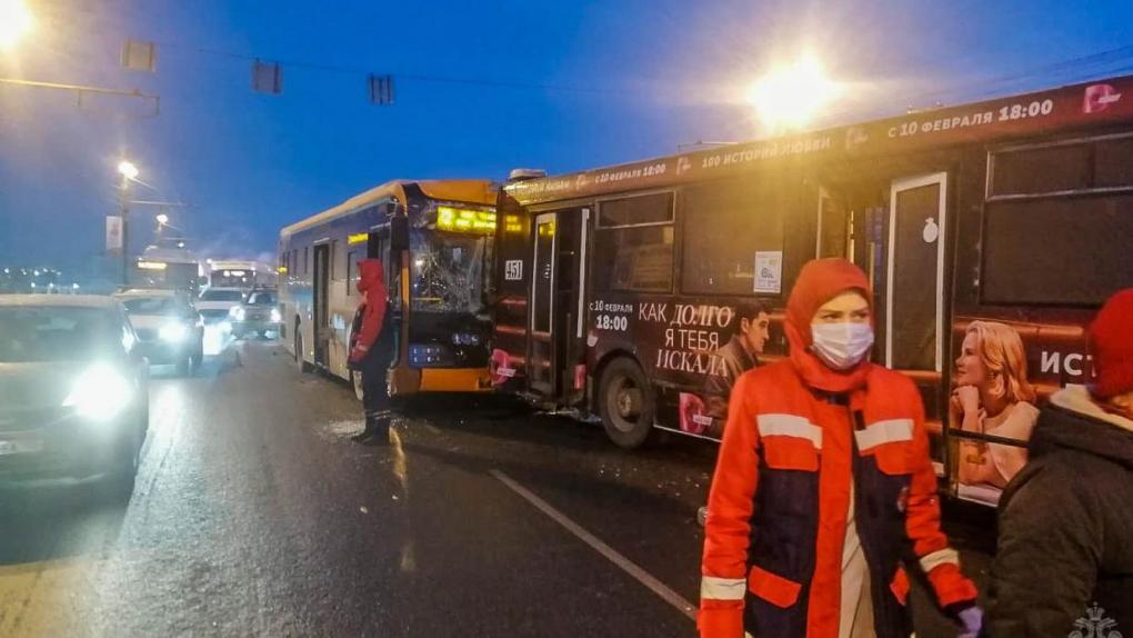 Два пассажирских автобуса и несколько легковушек: в центре Омска крупная авария