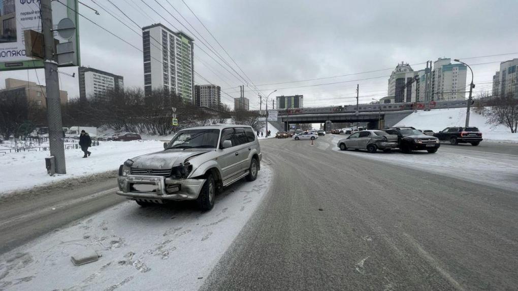 Ребёнок пострадал при столкновении трёх авто в Новосибирске