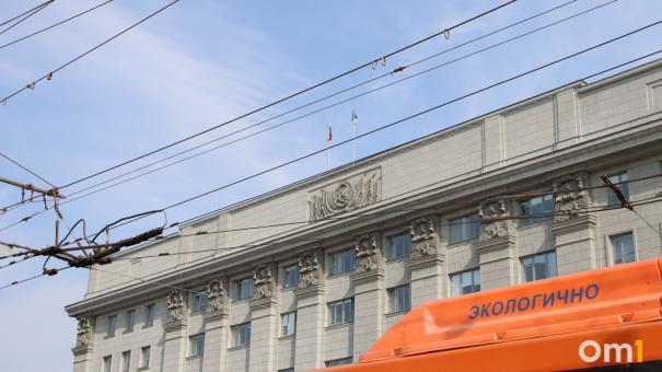 Автобус с рекламой ЧВК «Вагнер» проехал по Новосибирску без шины