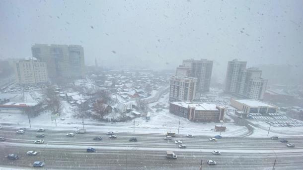 Стало известно, сколько машин спецтехники вышли на уборку Новосибирска от снега