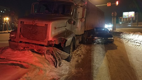 Уехал в больницу с травмами: водитель Toyota пострадал в ДТП с фурой под Новосибирском. ФОТО