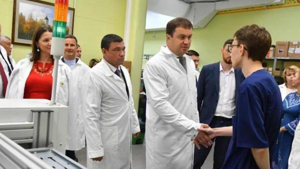 Виталий Хоценко посетил производственную площадку омского НПО «Мир»