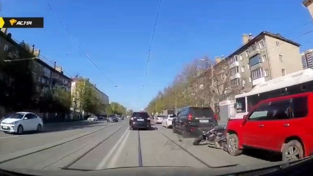 В Новосибирске на улице Богдана Хмельницкого автомобиль сбил мотоциклиста