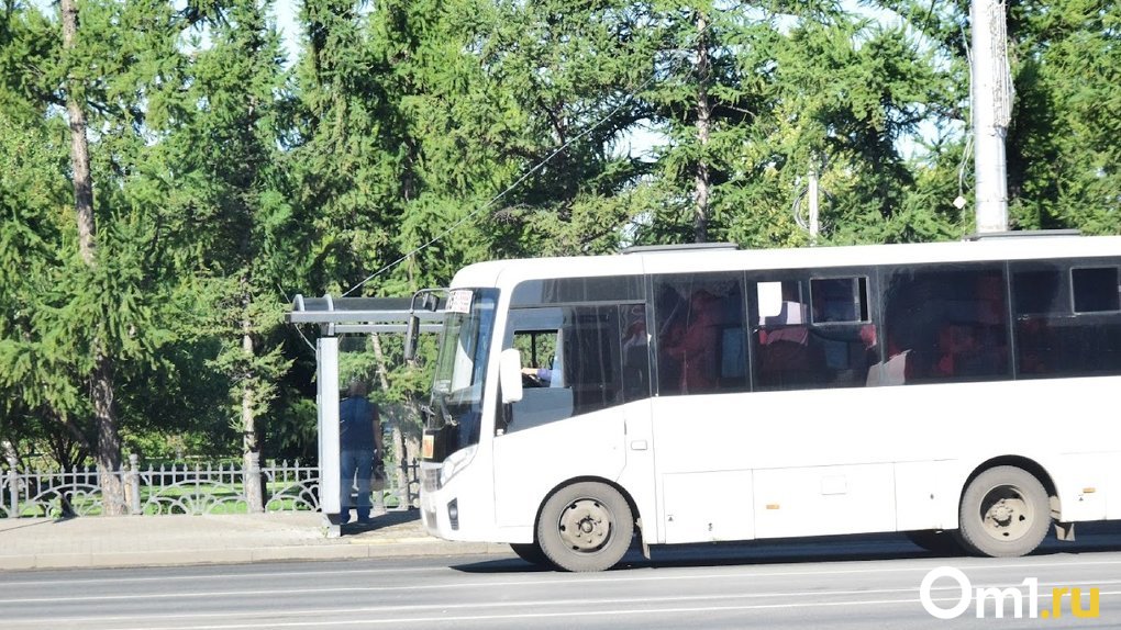 Омич задержал автобус на остановке и попытался высадить пассажиров