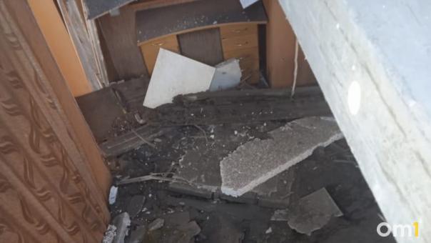 «У меня двое детей, я боюсь»: в доме, где живёт омичка, обвалился потолок