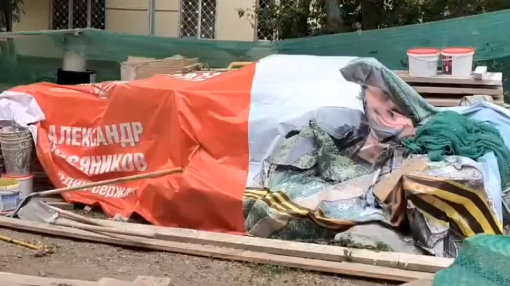 Губернатор Андрей Травников прокомментировал накрытый мусор баннером с портретом бойца СВО