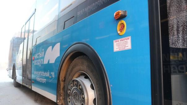 Автобусы не справлялись с наплывом толп омичей, отпраздновавших День молодёжи. ФОТО