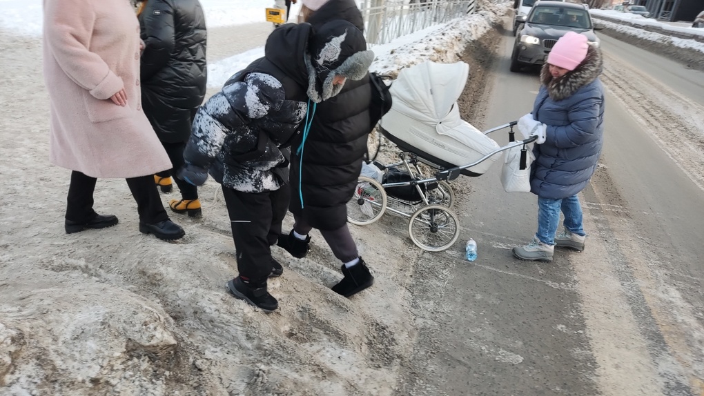 «Пенсионеры падают»: омичей возмутили ледяные сугробы на пешеходных переходах