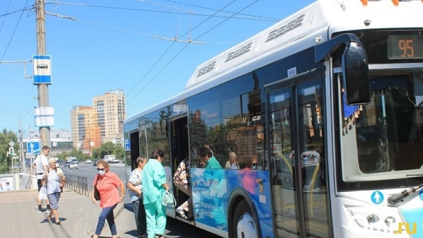 В центре Омска женщину травмировало колесо, которое оторвалось от автобуса