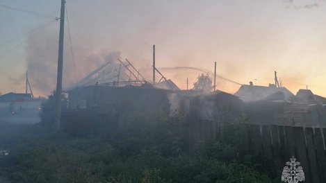 Под Новосибирском в Куйбышеве сгорел дом многодетной семьи