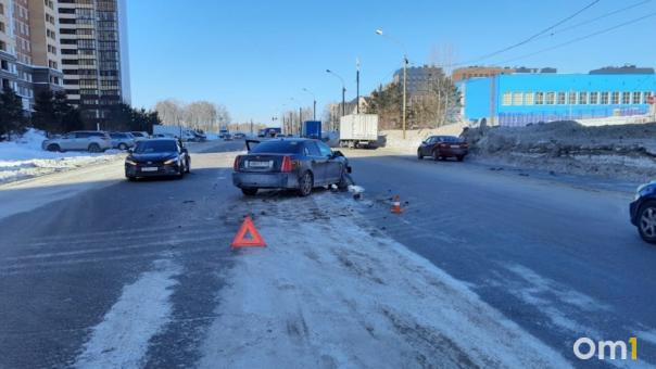 «Вмятина на капоте»: трёхлетняя девочка пострадала в ДТП в Новосибирске