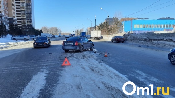 «Вмятина на капоте»: трёхлетняя девочка пострадала в ДТП в Новосибирске