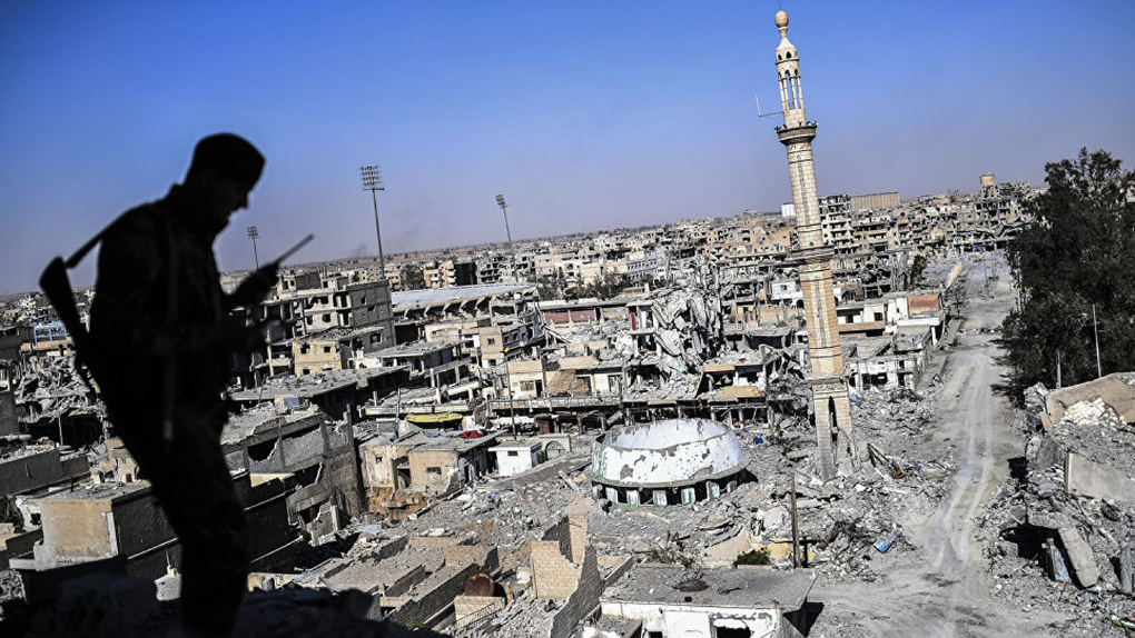 «Как Дрезден в 45-м»: Минобороны РФ обвинило США в варварской бомбардировке сирийского города Ракка