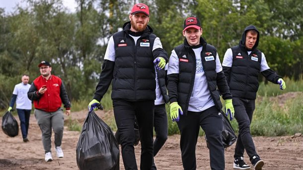 Хоккеисты омского «Авангарда» приняли участие в масштабном субботнике на Левом берегу
