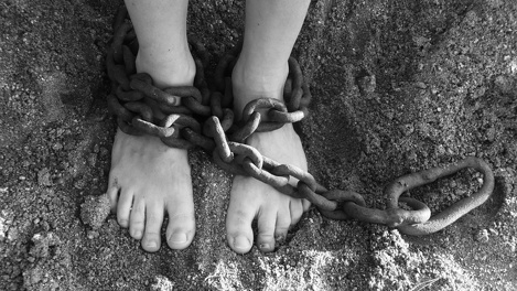 Удерживали с помощью гирь и наручников. Омичей отправили в колонию за реабилитацию алкоголиков