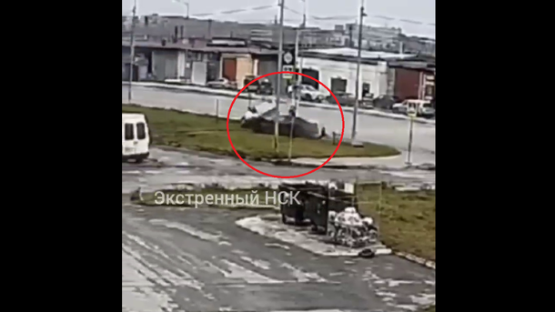 Машина отлетела прямо в пешехода после жёсткого ДТП в Новосибирске