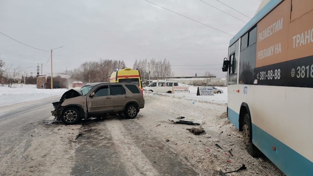 Куски металла на снегу: новосибирец погиб в столкновении иномарки с автобусом. Фото, видео