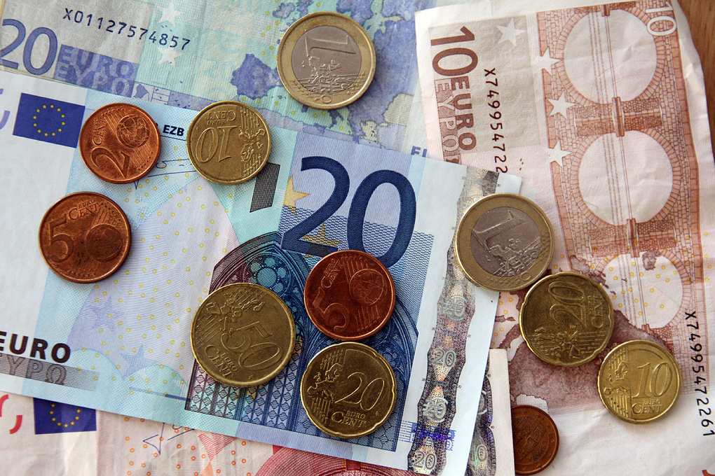 Валюта евро в рублях на сегодня. Евро в рубли. Евро в руб. Euro в рублях. Европейская валюта в рублях.