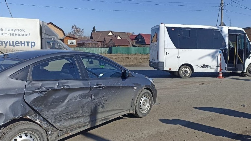 В Омске иномарка влетела в маршрутку — один пассажир пострадал