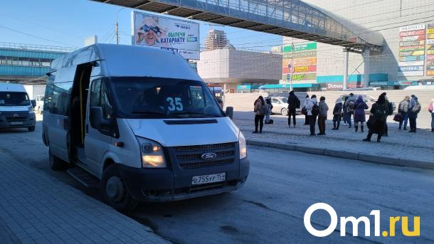 «Наличными, или выматывайтесь»: в омской маршрутке не принимают банковские карты