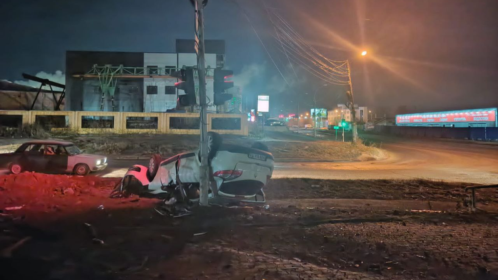 Автомобиль с водителем внутри перевернулся в Новосибирске