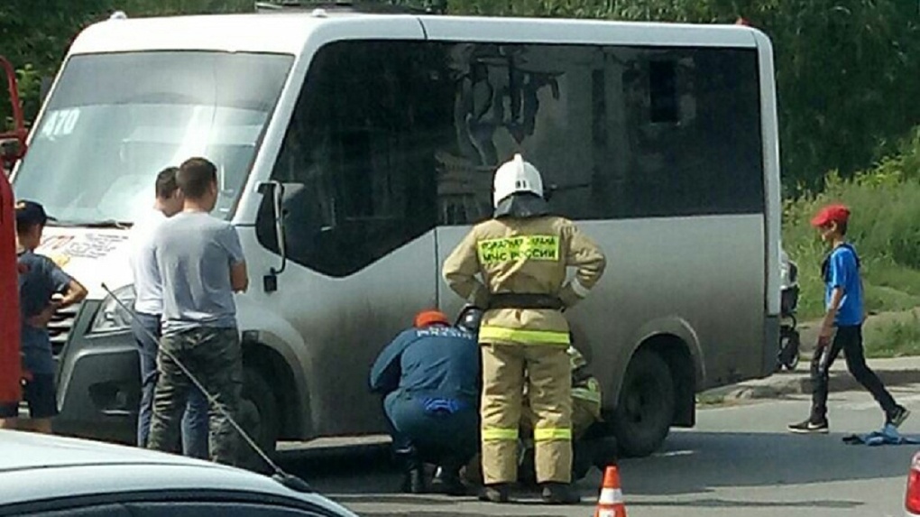 Авария на Дианова в Омске сегодня. Женщина на микроавтобусе. Женщину сбил автомобиль в Омске сегодня. В Майкопе водитель маршрутки сбил насмерть женщину.