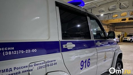 В Омске задержали наркокурьера, который прятал свёртки с наркотическим веществом у себя в кроссовке