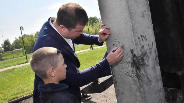 Виталий Хоценко дал старт строительству хоккейной площадки в Азово