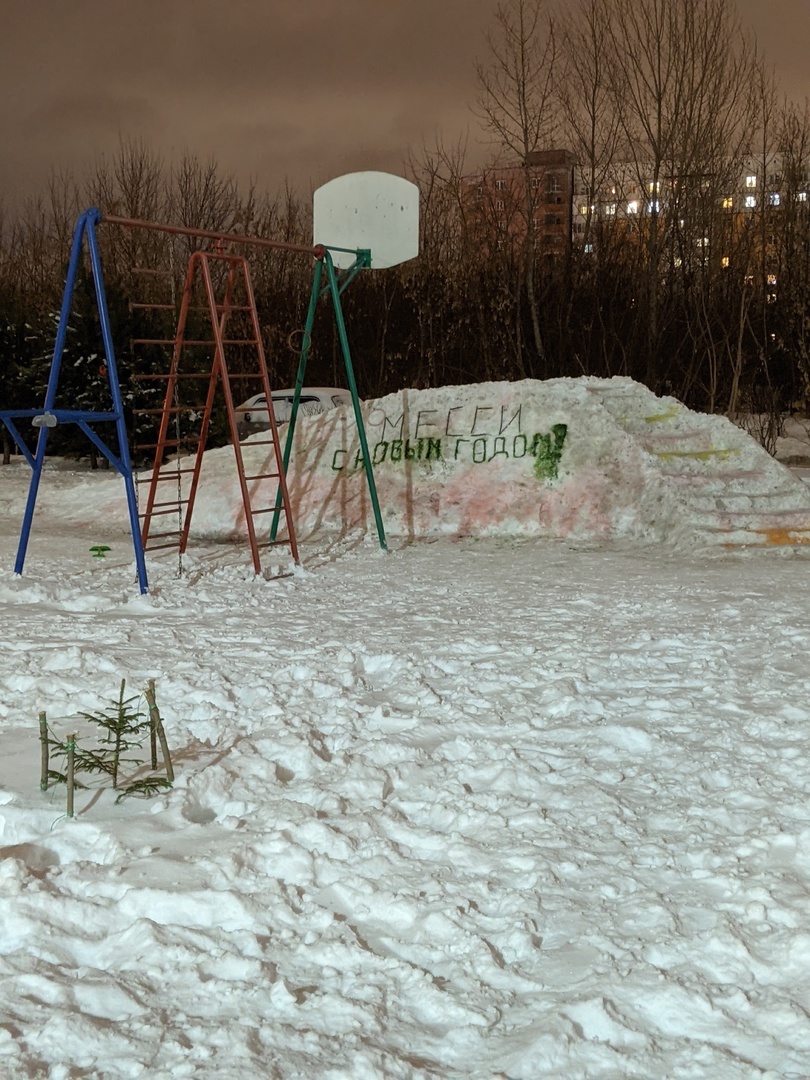 «Месси, с Новым годом!»: омичи поздравили легенду аргентинского футбола Лионеля Месси надписью на горке