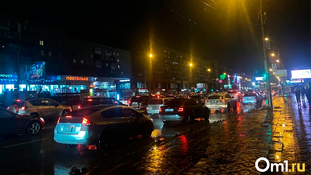 «Предлагаю бросить машины и идти домой»: утром 30 января новосибирцы встали в 9-балльные пробки