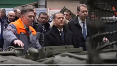 Дмитрий Медведев опубликовал видео с посещения завода «Омсктрансмаш»