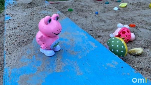 Девочку, пропавшую во дворе дома в Омске, нашли через два переулка