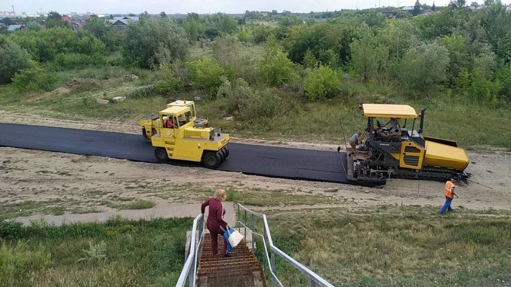 «Асфальта здесь не было никогда!»: в частном секторе Омска начали активно восстанавливать разбитые дороги