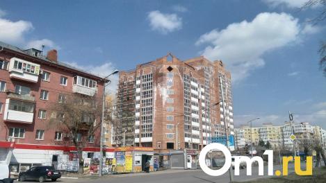 На недоделанной улице Маяковского появился рекламный щит о том, что она доделана