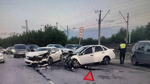 Honda против «Лады Гранты»: трое пострадавших в лобовом столкновении в Омске