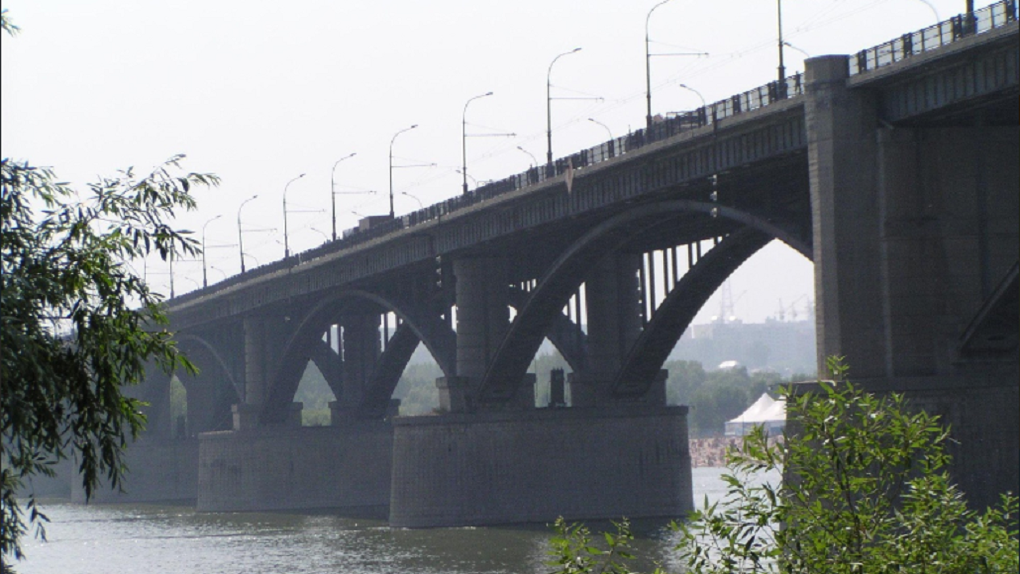 В Новосибирске опоры и перила Октябрьского моста перекрасят в новые цвета