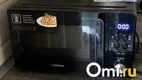 Избавляемся от пятен и запаха в микроволновке: 3 действенных совета для домохозяек